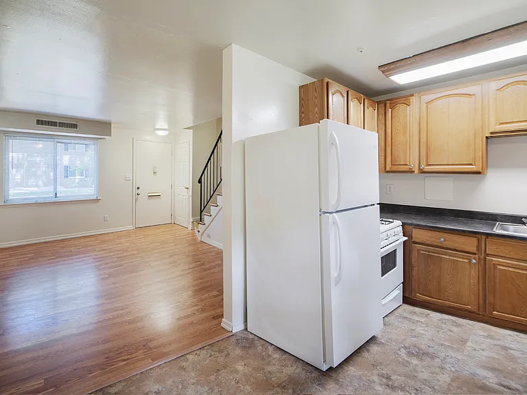 Oakview Apartments — Photo 8