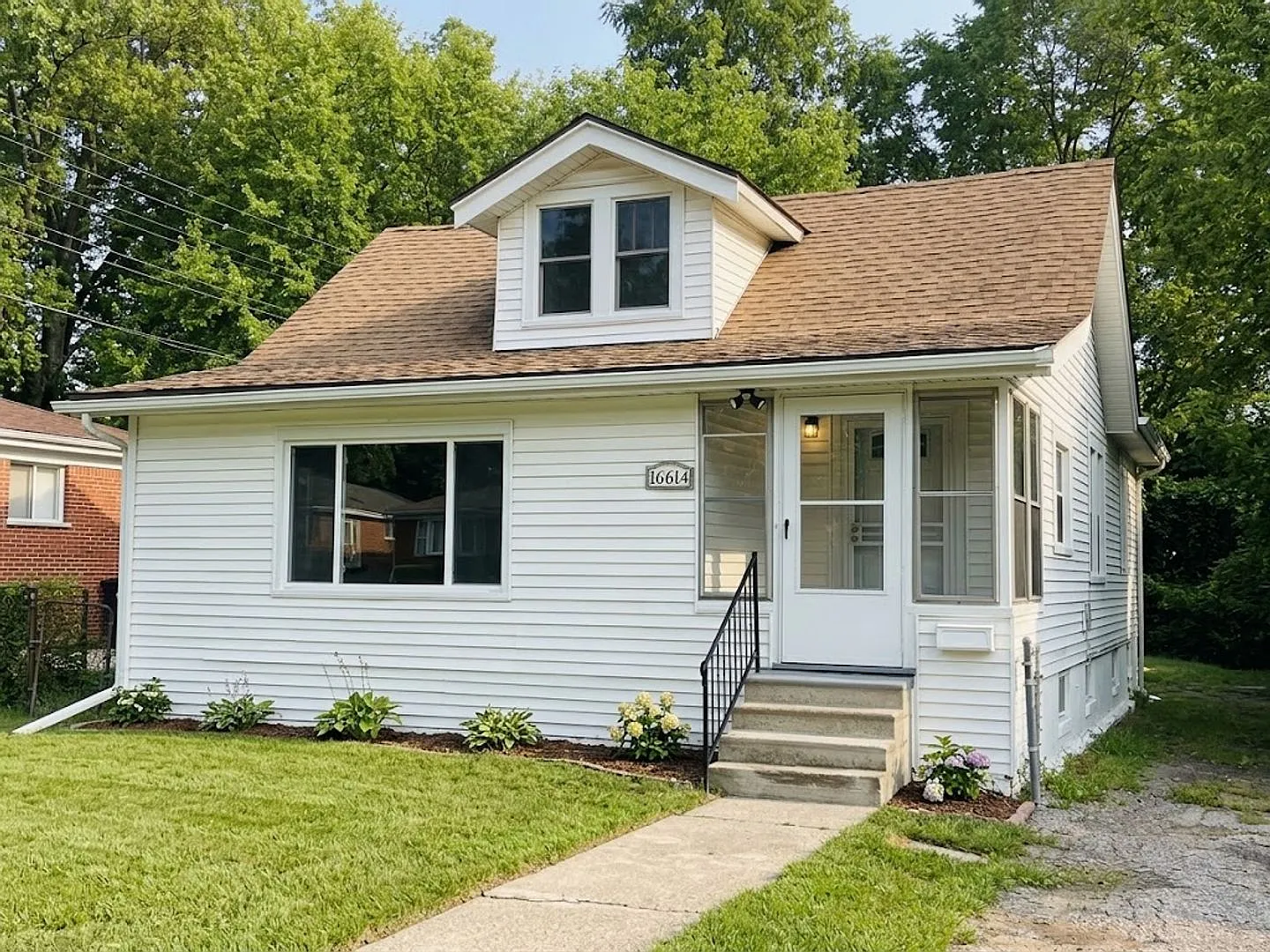 This beautifully updated 3-bedroom, 2-bath single-family home is ready for move-in! — Photo 1