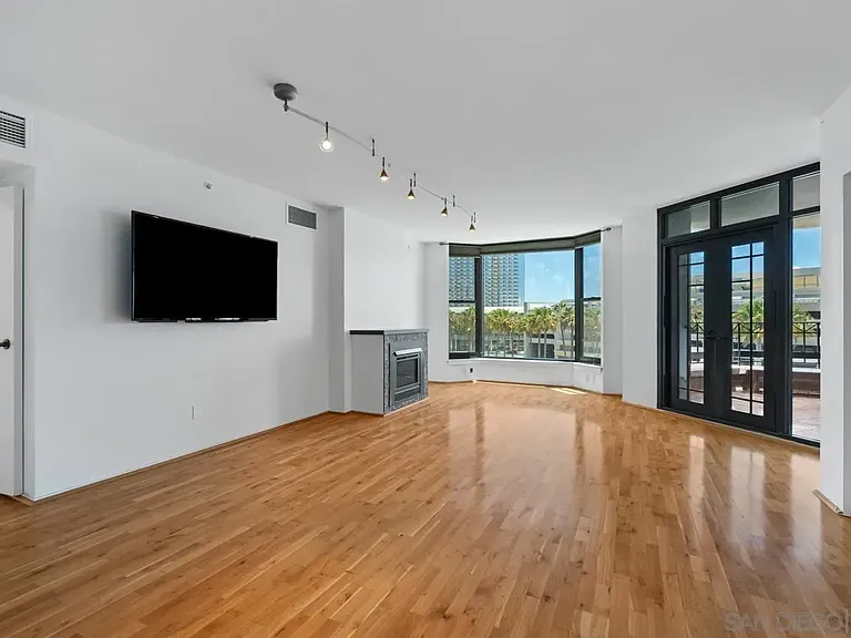 500 W Harbor Dr #504 — Photo 9
