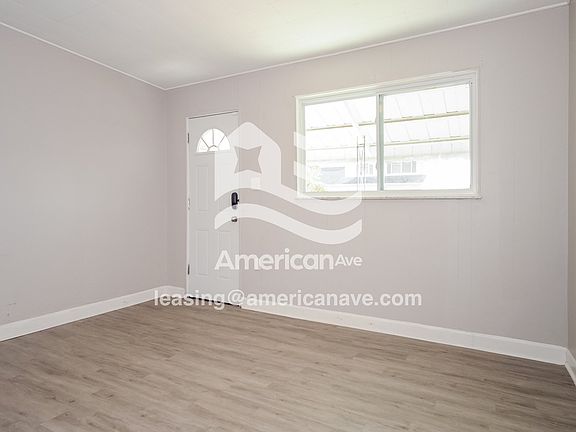 516892_003_wm_-_living_room_13323252.jpg