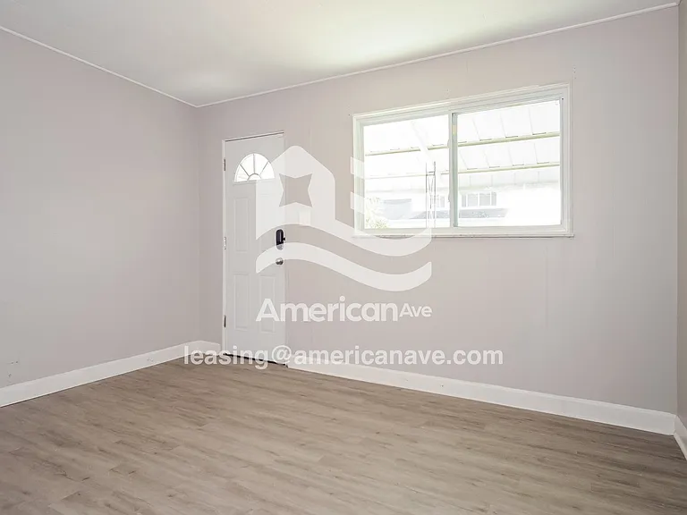 516892_003_wm_-_living_room_13323252.jpg