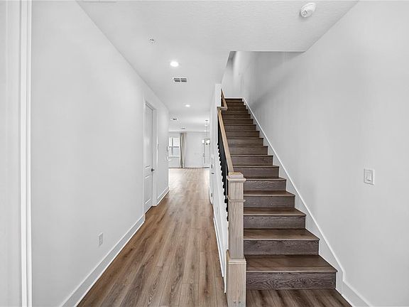 4th image of 1856 Crowncrest Dr