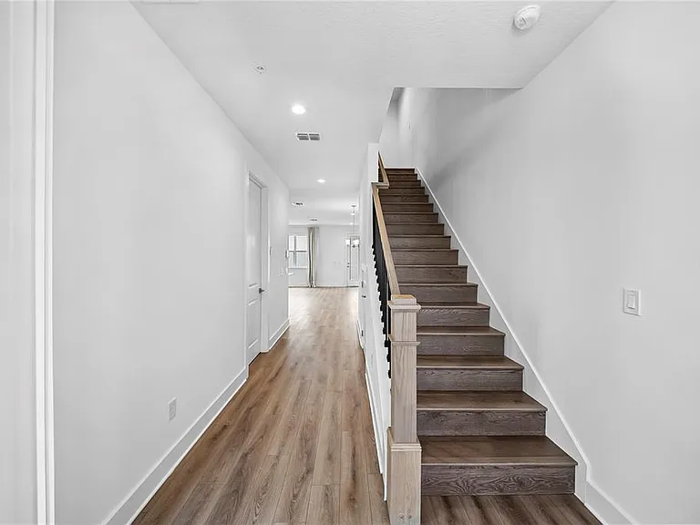 1856 Crowncrest Dr — Photo 4