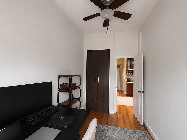 907 E 4th St #3 — Photo 16