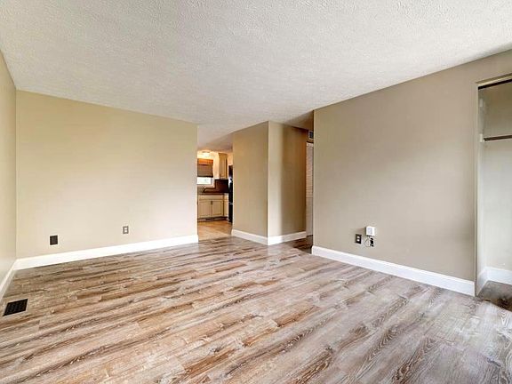 5th image of 2431 Hunt Ave