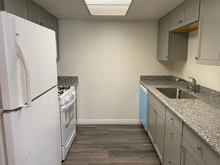 3911 Cambridge St — Photo 4