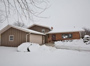 207 Golf View Dr, Mount Horeb, WI 53572