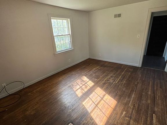 2nd image of 810 Baxter St