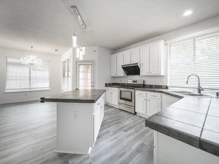 1812 Ingleside Dr — Photo 6