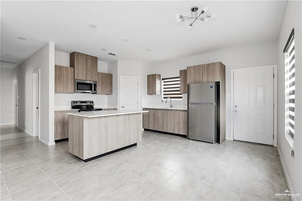 3 bed, 2.0 bath, 4000 sqft, $1,300 — Photo 2