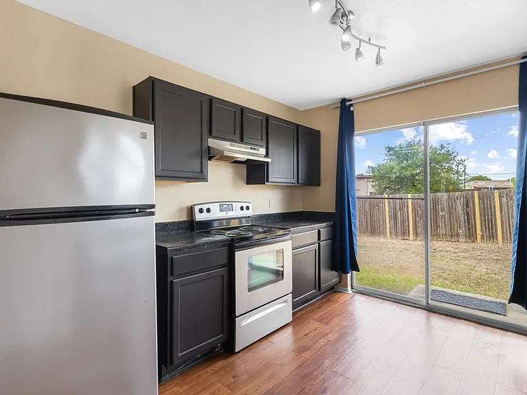 8304 Heights Valley — Photo 7