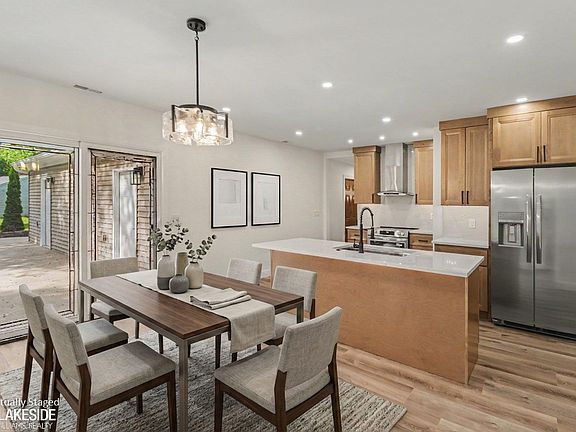 4th image of 2871 Harvey St