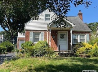 21 Elm Dr, New Hyde Park, NY 11040