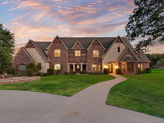 2nd image of 685 Knob Hill Ct