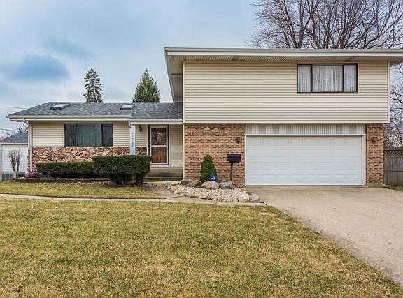 2nd image of 10201 W Fullerton Ave