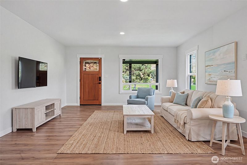 4th image of 214 Riverside Drive