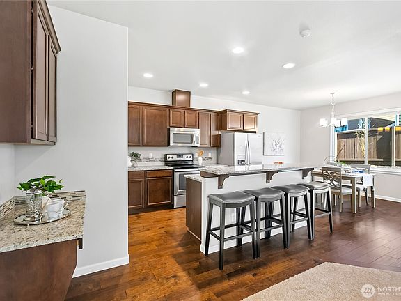 3rd image of 3824 Discovery Avenue SW