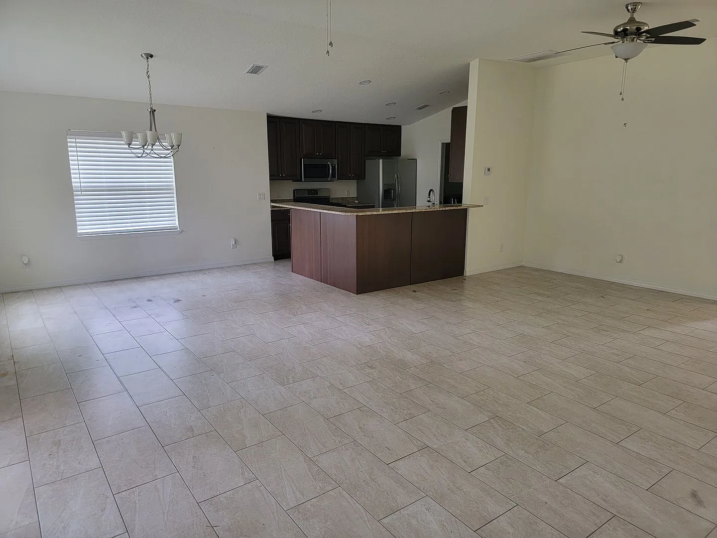 Gorgeous 2/2/2 + Den in Heritage Oaks — Photo 3