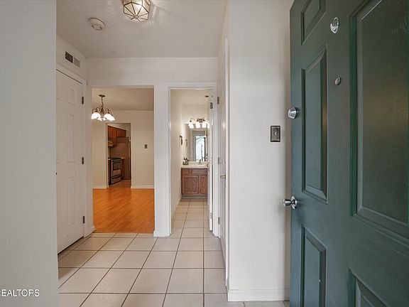 3rd image of 6913 Kings Crossing Way