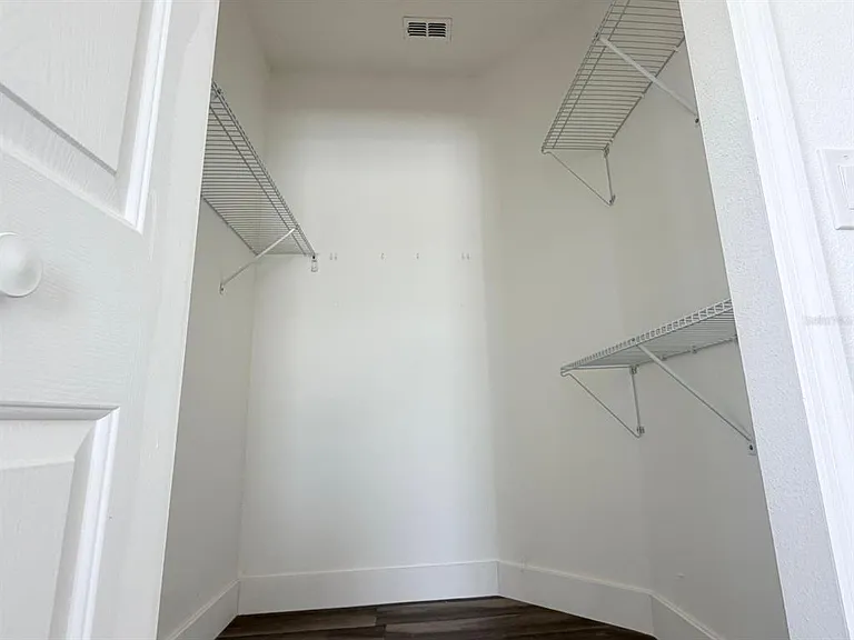 906 Berwick Dr — Photo 31