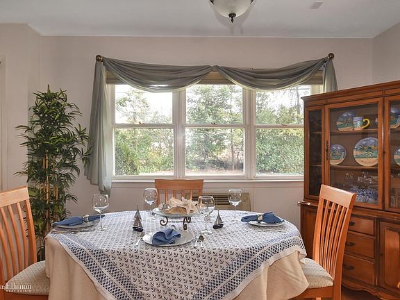 5th image of 401 Cambridge Ct