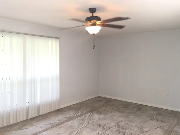 27 11th St, Shalimar, FL 32579