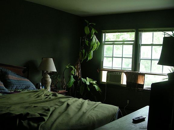 4th image of 74 Huguenot St