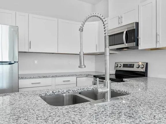 3rd image of 2416 Lantana Ave #S