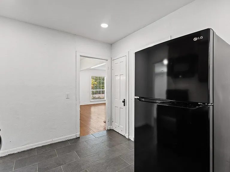 82 Vaughn Dr — Photo 10