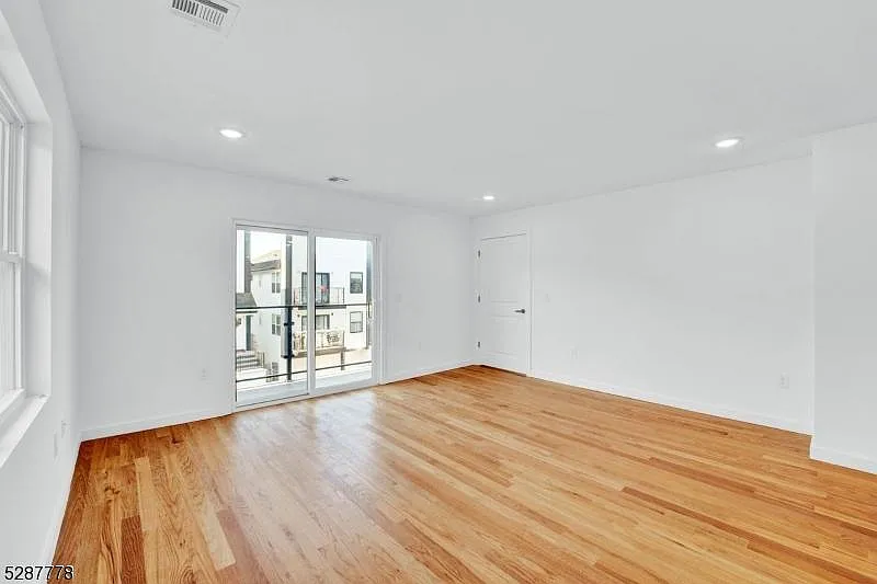 5 bed, 3000 sqft, $4,500 — Photo 2