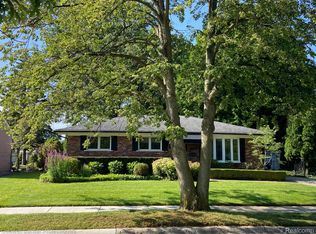 22900 Lake Blvd, Saint Clair Shores, MI 48082
