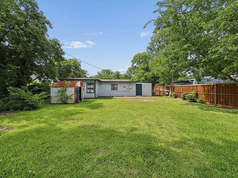 821 Travis St — Photo 26