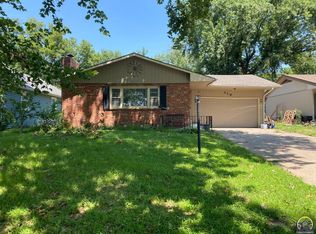 316 NE Pine Ln, Topeka, KS 66617