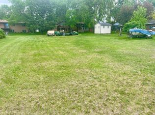 Quince St SW, New London, MN 56273