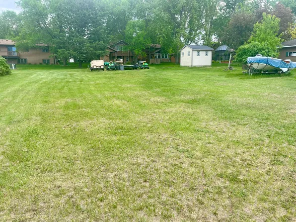 Quince St SW, New London, MN 56273