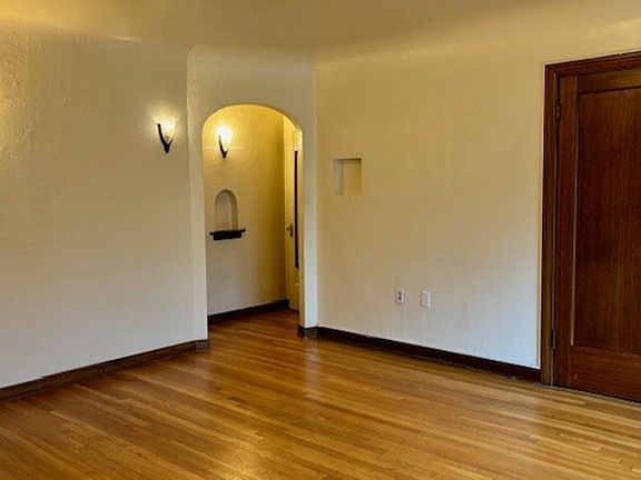 5th image of 509 Bellevue Ave E APT 204