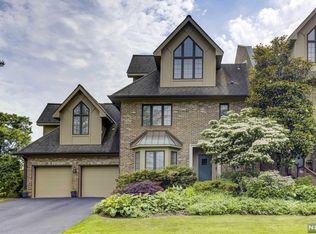 45 Whitney Hl, Park Ridge, NJ 07656