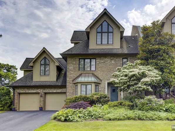 45 Whitney Hl, Park Ridge, NJ 07656