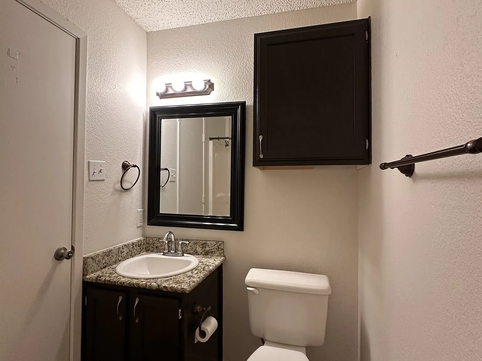 1042 Winscott Duplex - B — Photo 4
