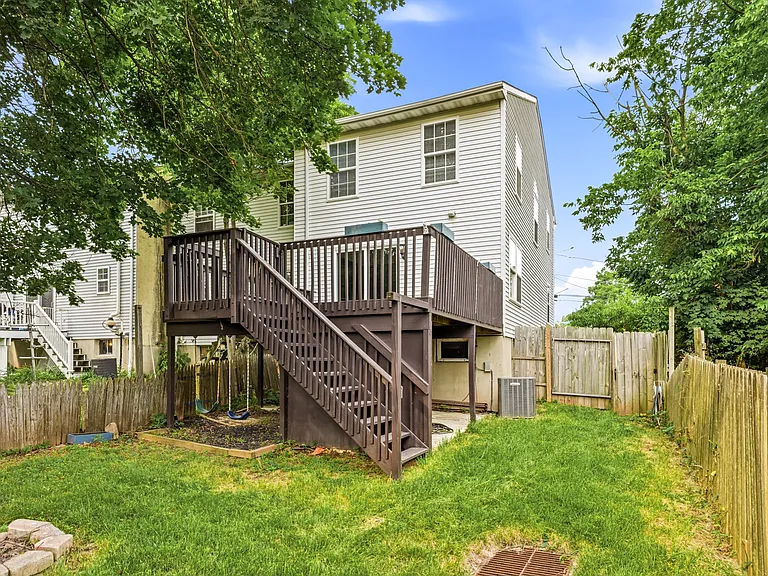 Back yard / Expansive Rear Deck