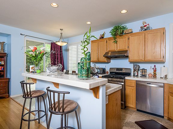 4th image of 807 River Run Cir