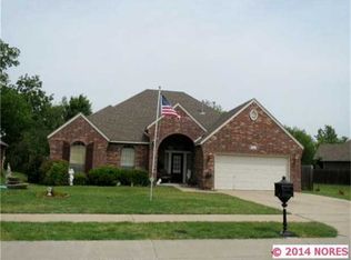 2404 S 10th St E, Broken Arrow, OK 74012