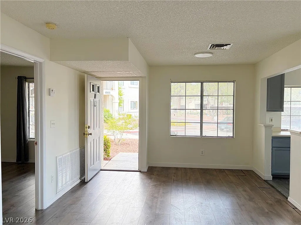 1 bed, 1.0 bath, 568 sqft, $1,300 — Photo 3