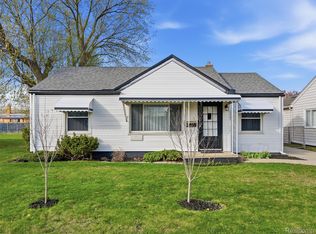 22301 Bon Heur St, Saint Clair Shores, MI 48081