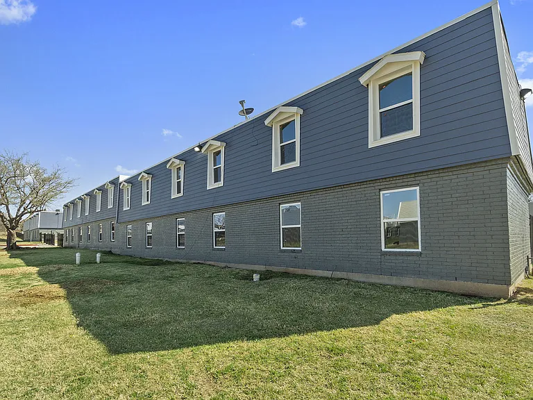 Maverick on Maurine Apartments — Photo 21