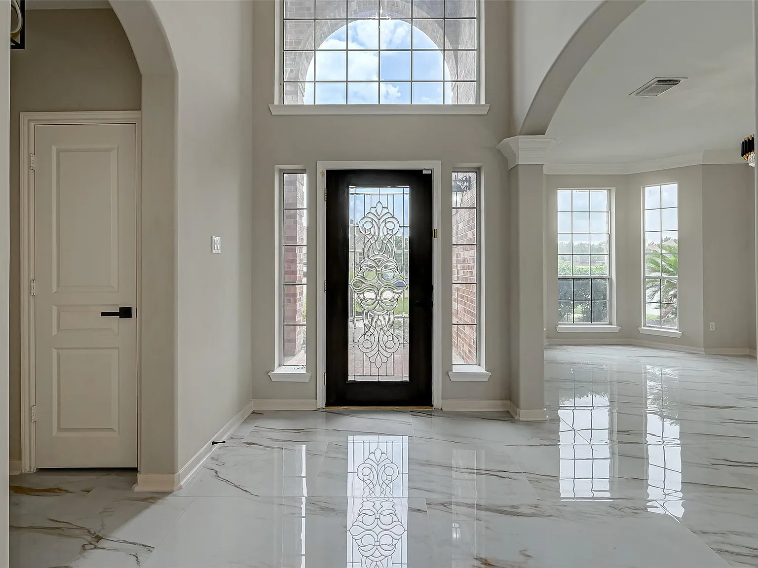 6 bed, 3.5 bath, 3823 sqft, $6,500 — Photo 3