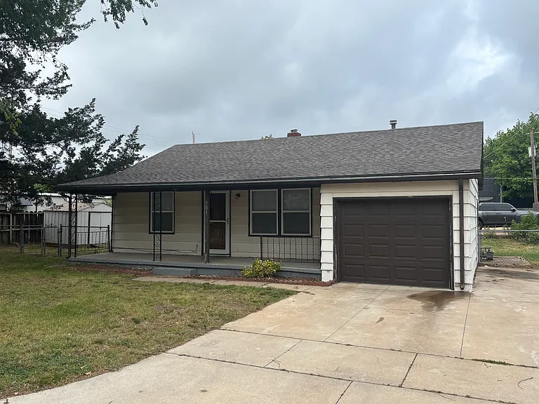 701 N Doris St — Photo 1