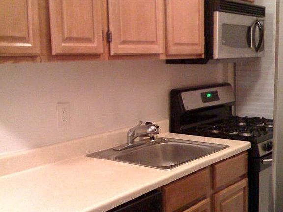 3rd image of 4 Town House Pl APT 3B