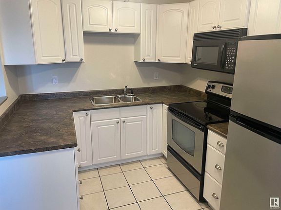 3rd image of 106 Roseland Vlg NW