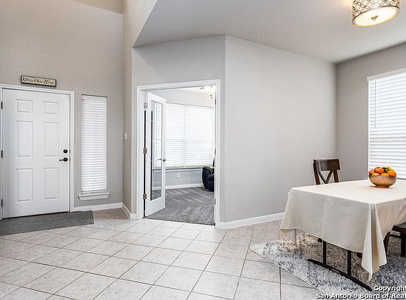 3rd image of 885 Maple Dr